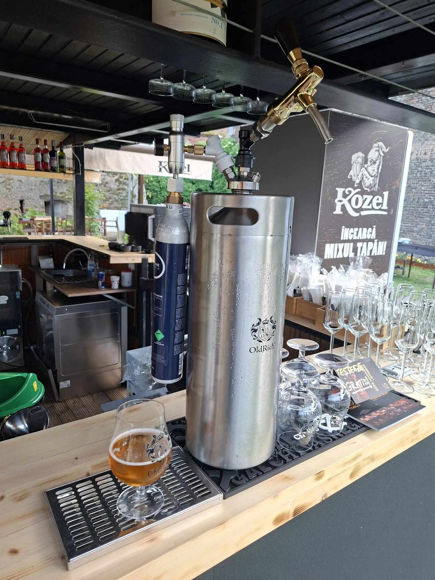 Oldrich — Identitatea OldRich aplicată pe un dozator de bere din oțel inoxidabil, la bar.